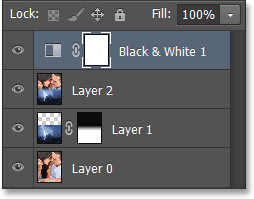 Panel Layers menampilkan lapisan baru penyesuaian Hitam dan Putih. Image © 2013 Photoshop Essentials.com