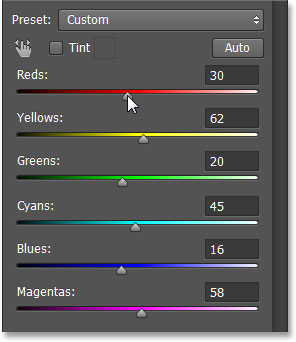 Hitam dan Putih slider kontrol pada panel Properties. Image © 2013 Photoshop Essentials.com