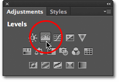 Mengklik ikon Tingkat di panel Penyesuaian. Image © 2012 Photoshop Essentials.com