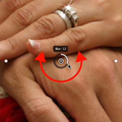 Menyeret cincin untuk mengatur jumlah Blur 12px. Image © 2012 Photoshop Essentials.com