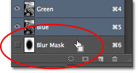 Membuka saluran Topeng Blur sebagai pilihan. Image © 2012 Photoshop Essentials.com