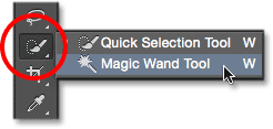 Выбор Magic Wand Tool на панели инструментов. Image © 2014 Photoshop Essentials.com.