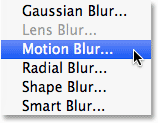 Memilih filter Motion Blur di Photoshop. Image © 2013 Photoshop Essentials.com