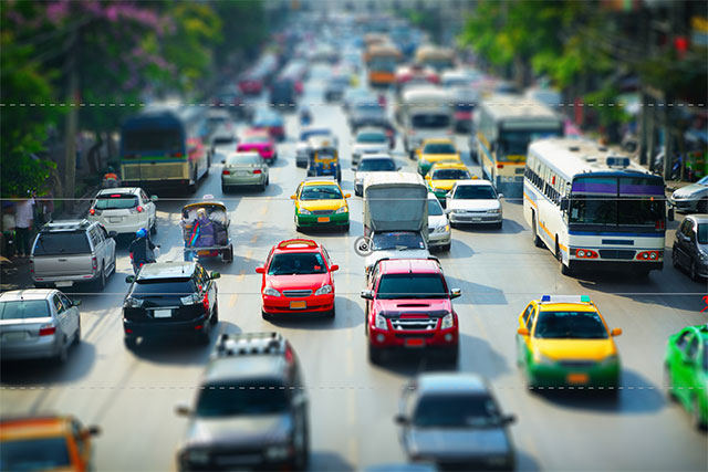 Gambar setelah menetapkan jumlah blur untuk filter Tilt-Shift. Image © 2012 Photoshop Essentials.com