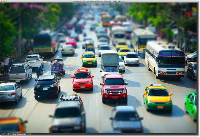 Sebuah efek miniatur dibuat dengan filter Tilt-Shift di Photoshop CS6. Image © 2012 Photoshop Essentials.com