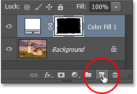 При нажатии на значок нового слоя в палитре слоев. Image © 2013 Photoshop Essentials.com