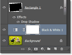 Panel Layers menampilkan lapisan penyesuaian Black & White. Image © 2013 Photoshop Essentials.com