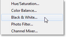 Memilih lapisan penyesuaian Black & White. Image © 2013 Photoshop Essentials.com