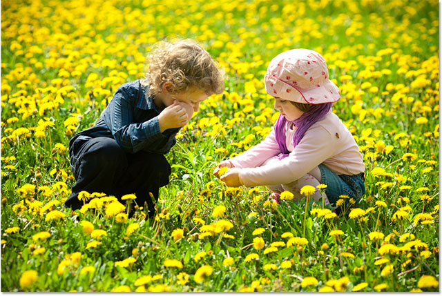 Sebuah foto seorang anak muda dan perempuan dalam bidang bunga. Gambar berlisensi dari Shutterstock oleh Photoshop Essentials.com