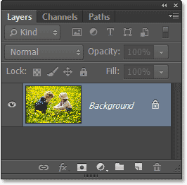 Panel Layers di Photoshop CS6 menampilkan foto pada layer Background. Image © 2013 Photoshop Essentials.com