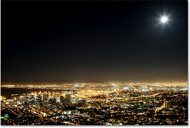 Cape Town pelabuhan dan kota di malam hari dengan bulan di langit. Gambar 59821666 berlisensi dari Shutterstock oleh Photoshop Essentials.com