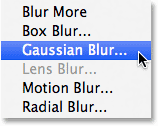 Memilih filter Gaussian Blur dari menu Filter. Image © 2013 Photoshop Essentials.com