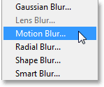 Memilih filter Motion Blur di Photoshop CS6. Image © 2013 Photoshop Essentials.com