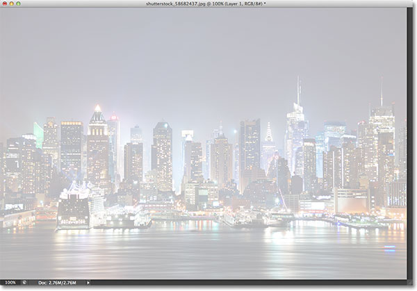 Foto ini sekarang terlihat melalui Layer 1. Image © 2013 Photoshop Essentials.com.