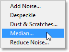 Memilih filter Median dari menu Filter di Photoshop CS6. Image © 2013 Photoshop Essentials.com