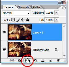 Mengklik 'Layer Mask' icon di bagian bawah palet Layers di Photoshop.