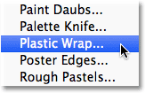 Memilih filter Plastic Wrap di Photoshop. Gambar © 2011 Photoshop Essentials.com.