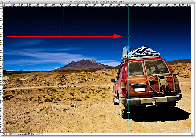 Menyeret sebuah panduan vertikal kedua di Photoshop. Gambar © 2011 Photoshop Essentials.com