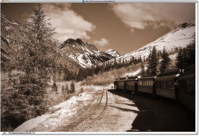 Sebuah foto sepia-kencang dari kereta api berangkat ke pegunungan. Image © 2010 Photoshop Essentials.com.