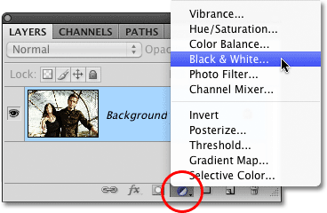 Memilih lapisan penyesuaian Black & White di Photoshop. Gambar © 2008 Photoshop Essentials.com.