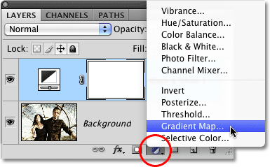 Menambahkan lapisan penyesuaian Gradient Map di Photoshop. Image © 2010 Photoshop Essentials.com.