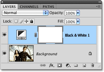 Palet Layers menampilkan lapisan Black & White penyesuaian. Image © 2010 Photoshop Essentials.com.