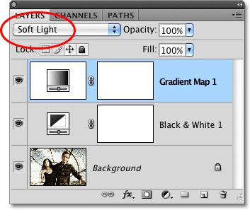 Mengubah modus campuran dari penyesuaian lapisan Gradient Peta ke Soft Light. Image © 2010 Photoshop Essentials.com.