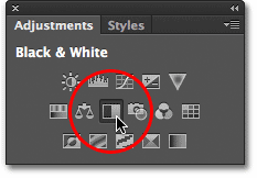 Mengklik Black & White ikon di panel Penyesuaian di Photoshop CS6. Image © 2012 Photoshop Essentials.com.