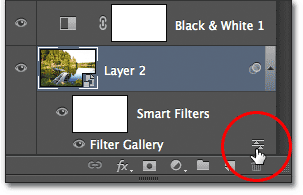 Значок Blending Options для смарт-фильтром в палитре слоев. Image © 2012 Photoshop Essentials.com.