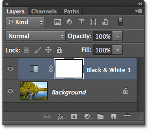 Panel Layers menampilkan lapisan penyesuaian Black & White. Image © 2012 Photoshop Essentials.com.