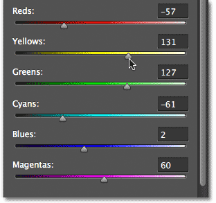 Menyeret siders warna untuk lapisan penyesuaian Black & White. Image © 2012 Photoshop Essentials.com.