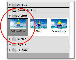 Выбор Diffuse Glow от фильтра категории искажаться. Image © 2012 Photoshop Essentials.com.