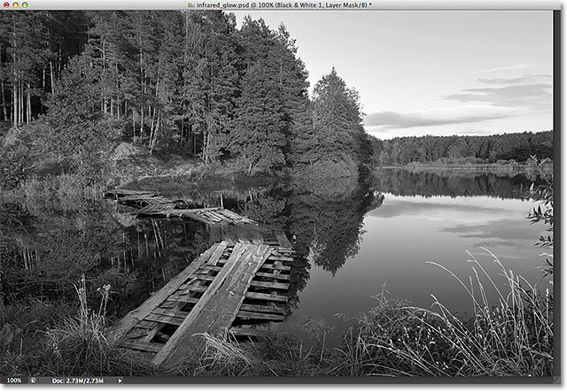 Изображение после добавления корректирующего слоя Black & White. Image © 2012 Photoshop Essentials.com.