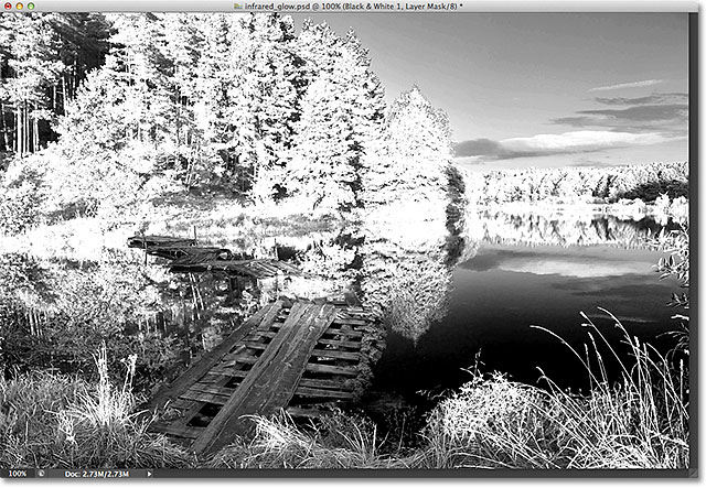 Изображение после добавления корректирующего слоя Black & White. Image © 2012 Photoshop Essentials.com.