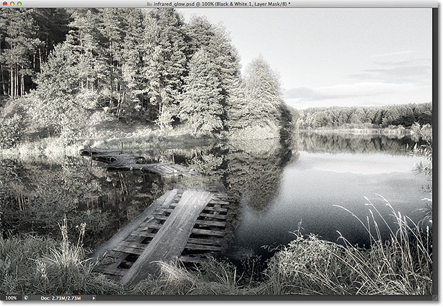 Окончательный инфракрасный эффект свечения в Photoshop. Image © 2012 Photoshop Essentials.com.