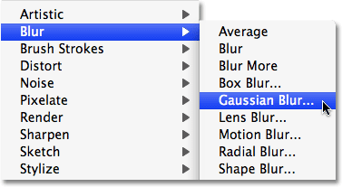 Memilih filter Gaussian Blur di Photoshop. Image © 2009 Photoshop Essentials.com.