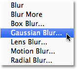 Memilih filter Gaussian Blur di Photoshop. Gambar © 2011 Photoshop Essentials.com.