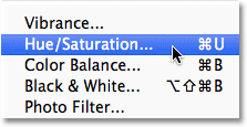 Memilih penyesuaian gambar Hue / Saturation di Photoshop. Gambar © 2011 Photoshop Essentials.com.