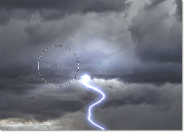 Lightening awan dengan Dodge Tool di Photoshop. Gambar © 2011 Photoshop Essentials.com.