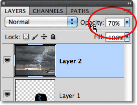 Menurunkan opacity dari lapisan atas sampai 70%. Gambar © 2011 Photoshop Essentials.com.