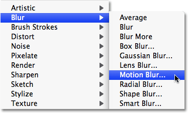 Memilih filter Motion Blur di Photoshop CS4. Image © 2009 Photoshop Essentials.com.