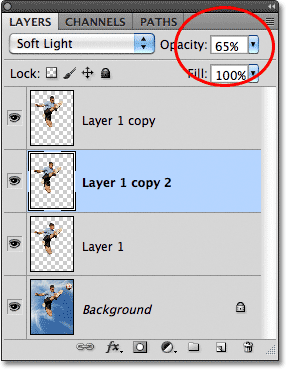 Menurunkan opacity layer menjadi 65% di Photoshop. Gambar © 2011 Photoshop Essentials.com.