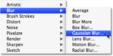 Memilih filter Gaussian Blur di Photoshop. Gambar © 2008 Photoshop Essentials.com.