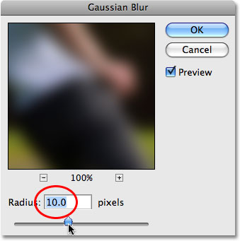 The Gaussian Blur filter Photoshop. Gambar © 2008 Photoshop Essentials.com.