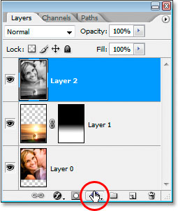 Mengklik 'New Fill Or Adjustment Layer' icon di bagian bawah palet Layers.