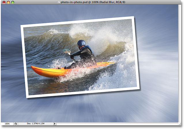 Фильтр Radial Blur применяется к изображению в Photoshop. Image © 2008 Photoshop Essentials.com.