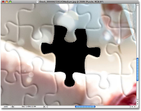 Gambar setelah menghapus potongan puzzle kedua. Gambar © 2008 Photoshop Essentials.com.