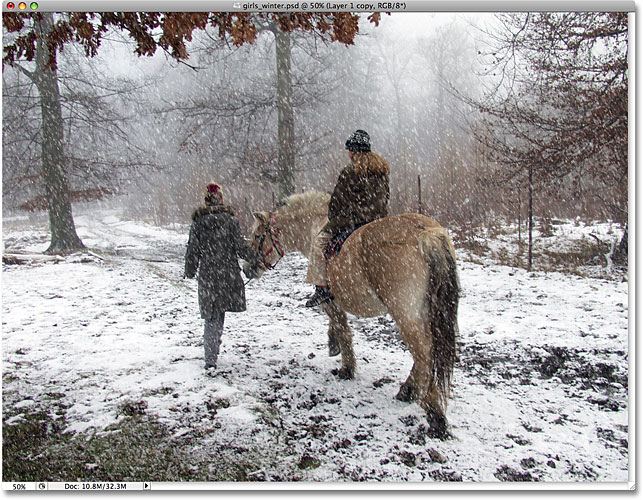 Падающий снег теперь ярче в изображении. Image © 2008 Photoshop Essentials.com.