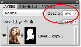 Menurunkan opacity layer menjadi 10%. Gambar © 2011 Photoshop Essentials.