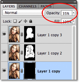 Menurunkan opacity layer menjadi 35%. Gambar © 2011 Photoshop Essentials.